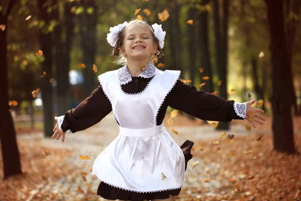 Glückliche kleine Schülerin geht von der Schule nach Hause — Stockfoto