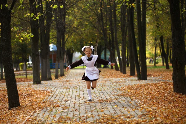 Glad liten skolflicka gå hem från skolan — Stockfoto