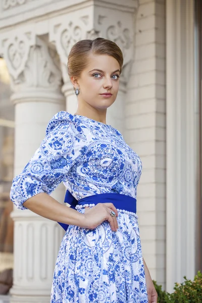 Porträt einer jungen blonden Frau im blauen Kleid — Stockfoto