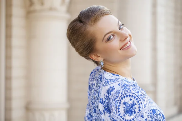 Retrato de mujer rubia joven en vestido azul —  Fotos de Stock