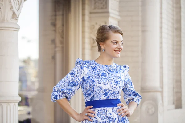 Porträtt av ung blond kvinna i blå klänning — Stockfoto