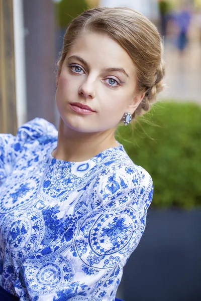 Retrato de mujer rubia joven en vestido azul —  Fotos de Stock