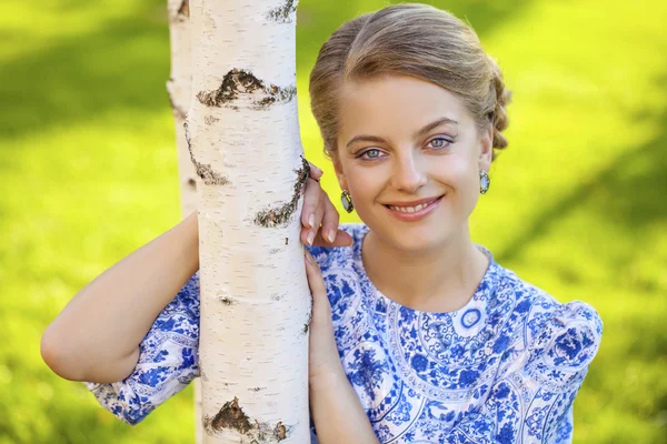 Porträtt av ung blond kvinna i blå klänning — Stockfoto