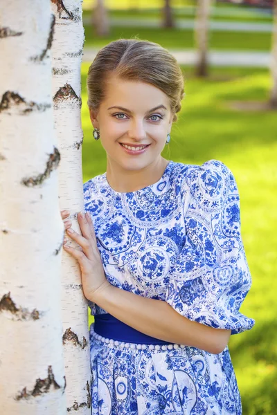 Retrato de mujer rubia joven en vestido azul — Foto de Stock