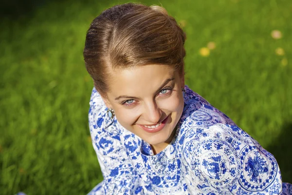 Porträtt av ung blond kvinna i blå klänning — Stockfoto