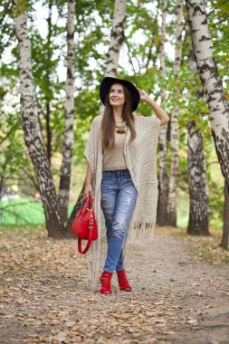 Güzel bir genç kadının portresi.