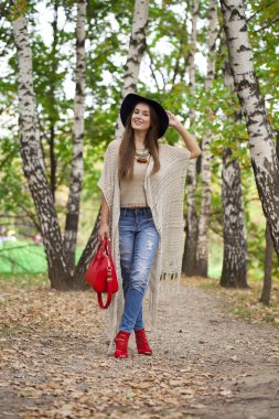 Güzel bir genç kadının portresi.