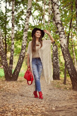 Güzel bir genç kadının portresi.