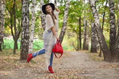 Güzel bir genç kadının portresi.