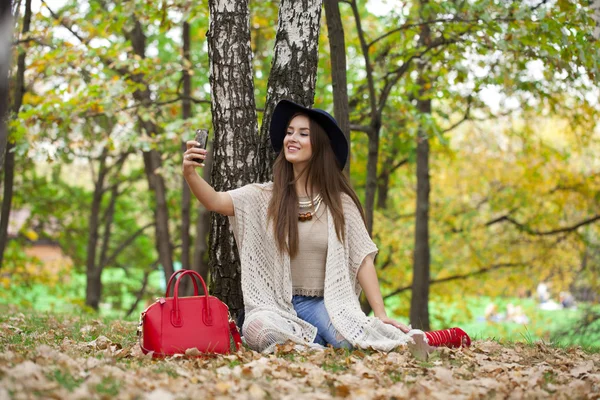 Joven hermosa mujer fotografiándose a sí mismos en un teléfono celular w —  Fotos de Stock
