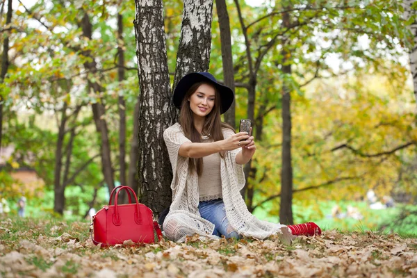 Jonge mooie vrouw fotograferen zelf op een mobiele telefoon w — Stockfoto