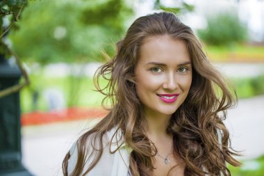 Genç sarışın kadın portresi