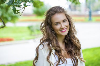 Genç sarışın kadın portresi