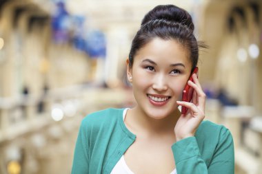 alışveriş dışında güzel bir genç bayan portresi