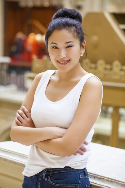 Porträtt av en vacker ung kvinna som asiatiska — Stockfoto
