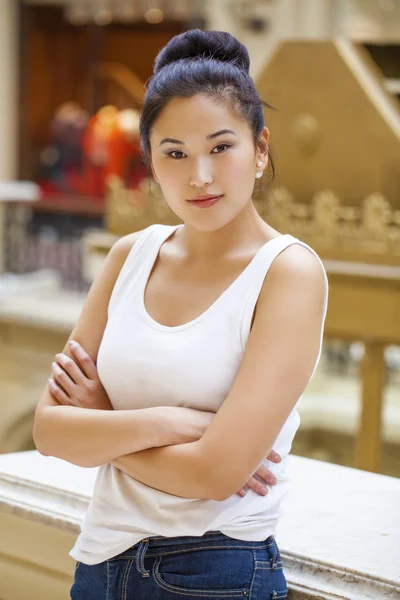Porträtt av en vacker ung kvinna som asiatiska — Stockfoto