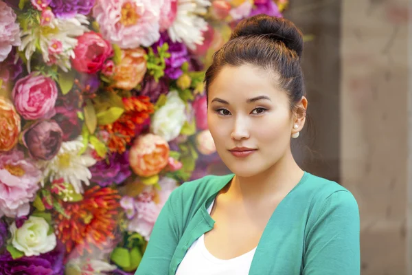 Portret van een mooie Aziatische jonge vrouw — Stockfoto