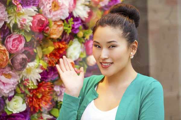 Porträtt av en vacker ung kvinna som asiatiska — Stockfoto