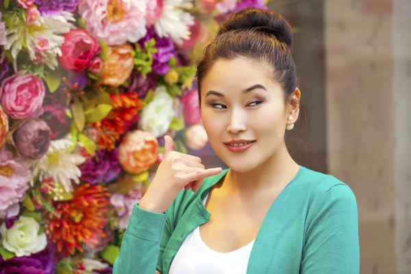 Mooie gelukkig Aziatische vrouw bellen me gebaar — Stockfoto