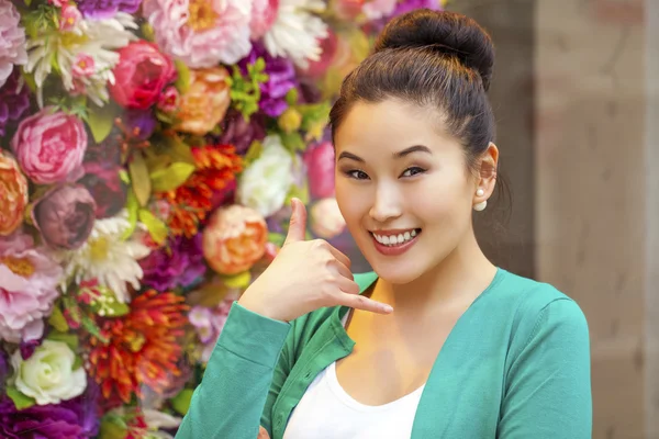 아름 다운 행복 한 아시아 여자 통화 나 제스쳐 — 스톡 사진