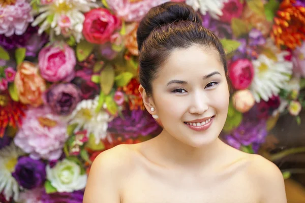 Aziatische schoonheid gezicht portret met elegante dame van schoon en fris. — Stockfoto
