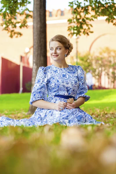 Ritratto di giovane donna bionda — Foto Stock