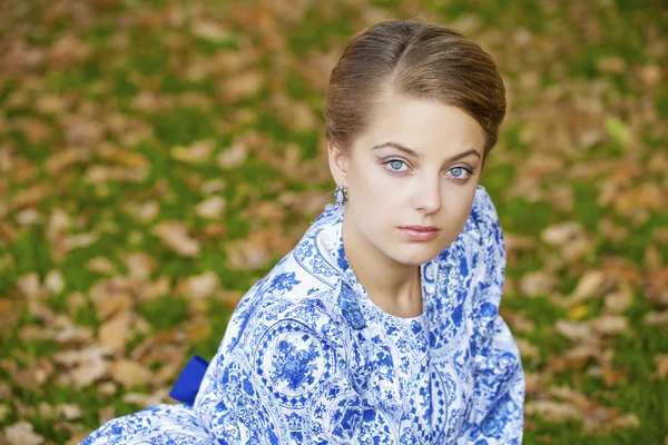 Portret van jonge blonde vrouw — Stockfoto