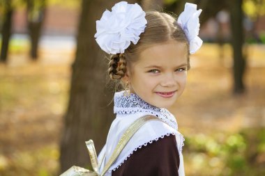 Bir güzel genç birinci sınıftan bir festival okul u'portresi
