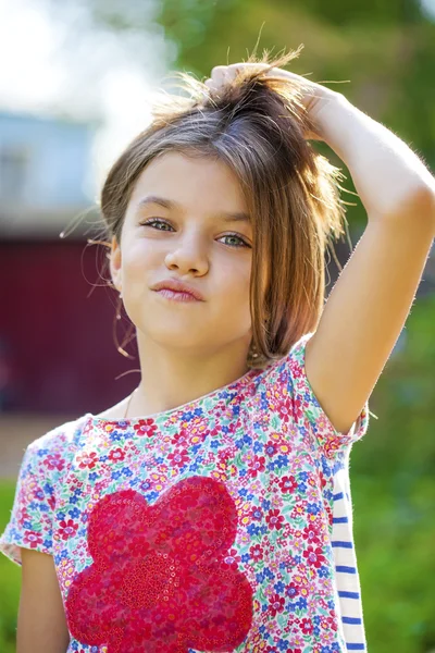 Beautifal dziewczynka w parku jesień — Zdjęcie stockowe