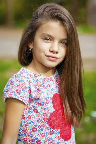 Beautifal kislány őszi parkban — Stock Fotó