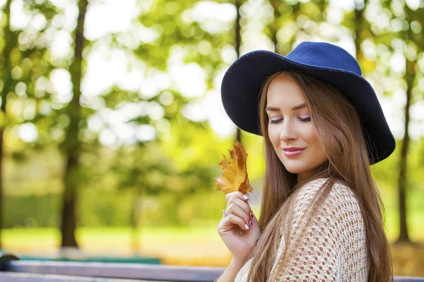 Mladá krásná blondýnka žena — Stock fotografie