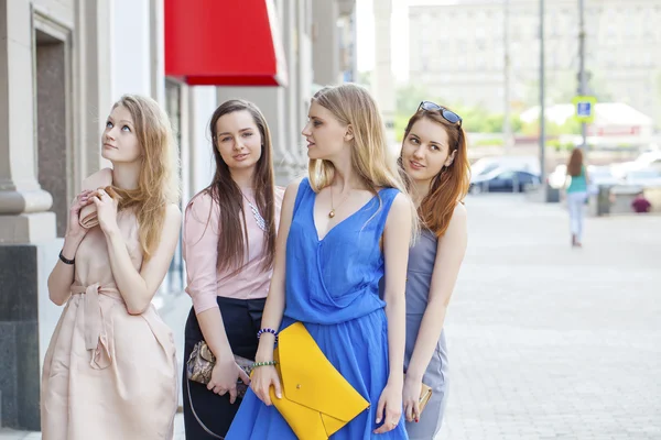 Retrato de una hermosa joven de cuatro mujeres caminando por la ciudad de verano — Foto de Stock