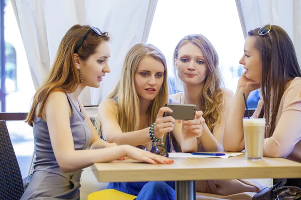 디저트를 먹는 테이블 주위에 앉아있는 젊은 여자의 그룹 — 스톡 사진
