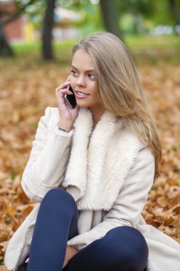 telefon ederken güzel bir genç kadının portresi