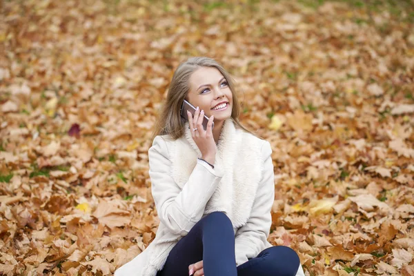 Egy gyönyörű fiatal nő, telefonon hív portréja — Stock Fotó