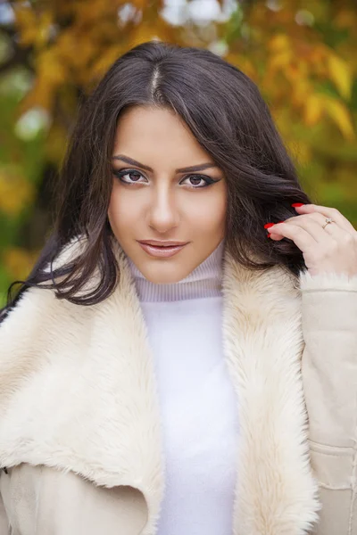 Retrato facial de uma bela mulher árabe calorosamente vestida ao ar livre — Fotografia de Stock