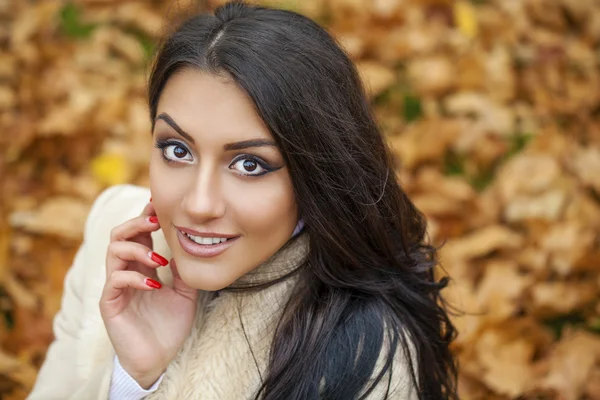 아름 다운 아랍 여자의 얼굴 초상화 따뜻하게 옷을 입고 야외 — 스톡 사진