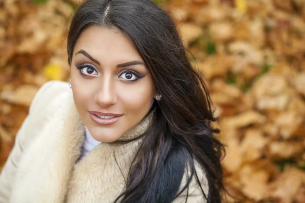 Retrato facial de uma bela mulher árabe calorosamente vestida ao ar livre — Fotografia de Stock