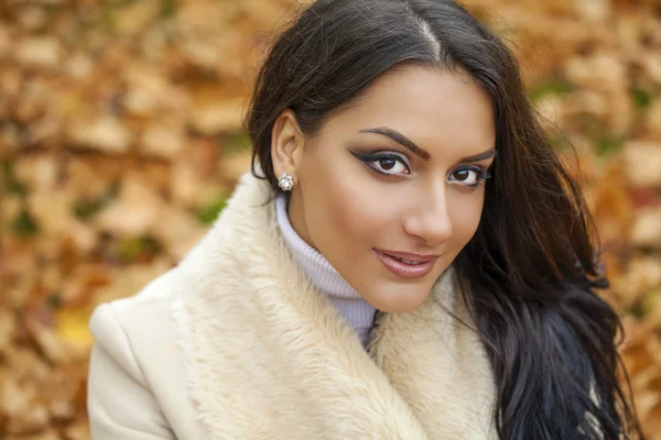 Gyönyörű arab nő arc portréja melegen felöltözve szabadtéri — Stock Fotó