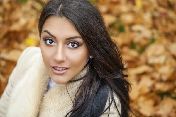 Retrato facial de uma bela mulher árabe calorosamente vestida ao ar livre — Fotografia de Stock