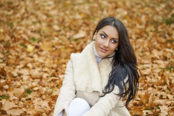 アラブの美人の顔の肖像暖かく服を着たまま屋外 — ストック写真