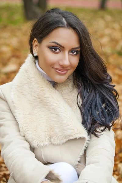 Retrato facial de uma bela mulher árabe calorosamente vestida ao ar livre — Fotografia de Stock