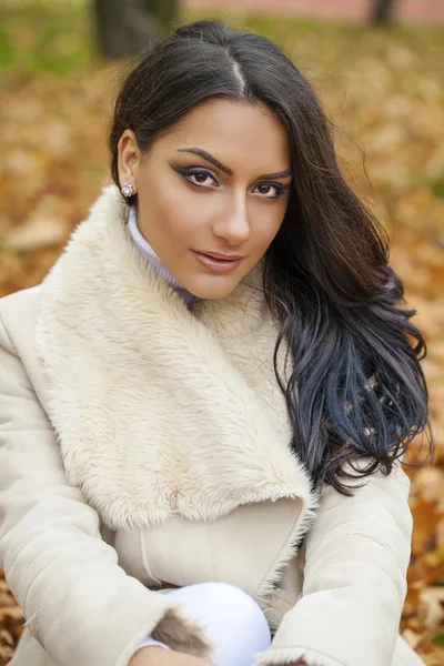 Retrato facial de uma bela mulher árabe calorosamente vestida ao ar livre — Fotografia de Stock