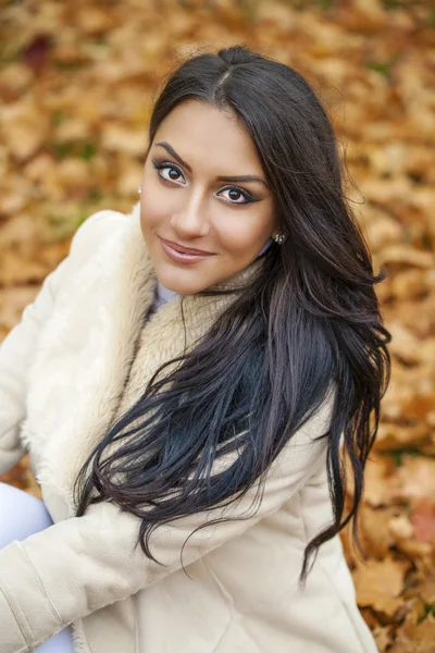 Retrato facial de una hermosa mujer árabe cálidamente vestida al aire libre —  Fotos de Stock