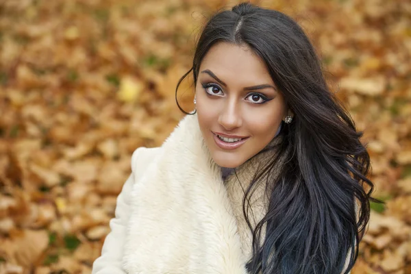 Retrato facial de uma bela mulher árabe calorosamente vestida ao ar livre — Fotografia de Stock