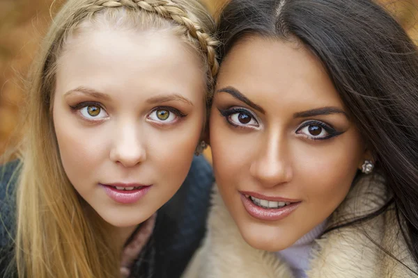 Close up retrato de duas belas mulheres jovens no fundo — Fotografia de Stock