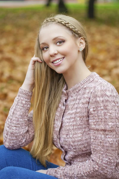 Portrét detailní záběr mladá krásná blondýnka — Stock fotografie