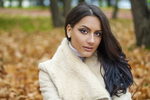 Portrait facial d'une belle femme arabe chaudement vêtue en plein air — Photo