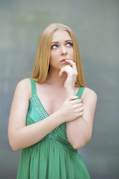 Jovem bela mulher loira pensando em algo — Fotografia de Stock