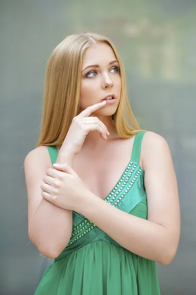 휴대 전화에 대 한 얘기는 녹색 드레스에 아름 다운 소녀 — 스톡 사진